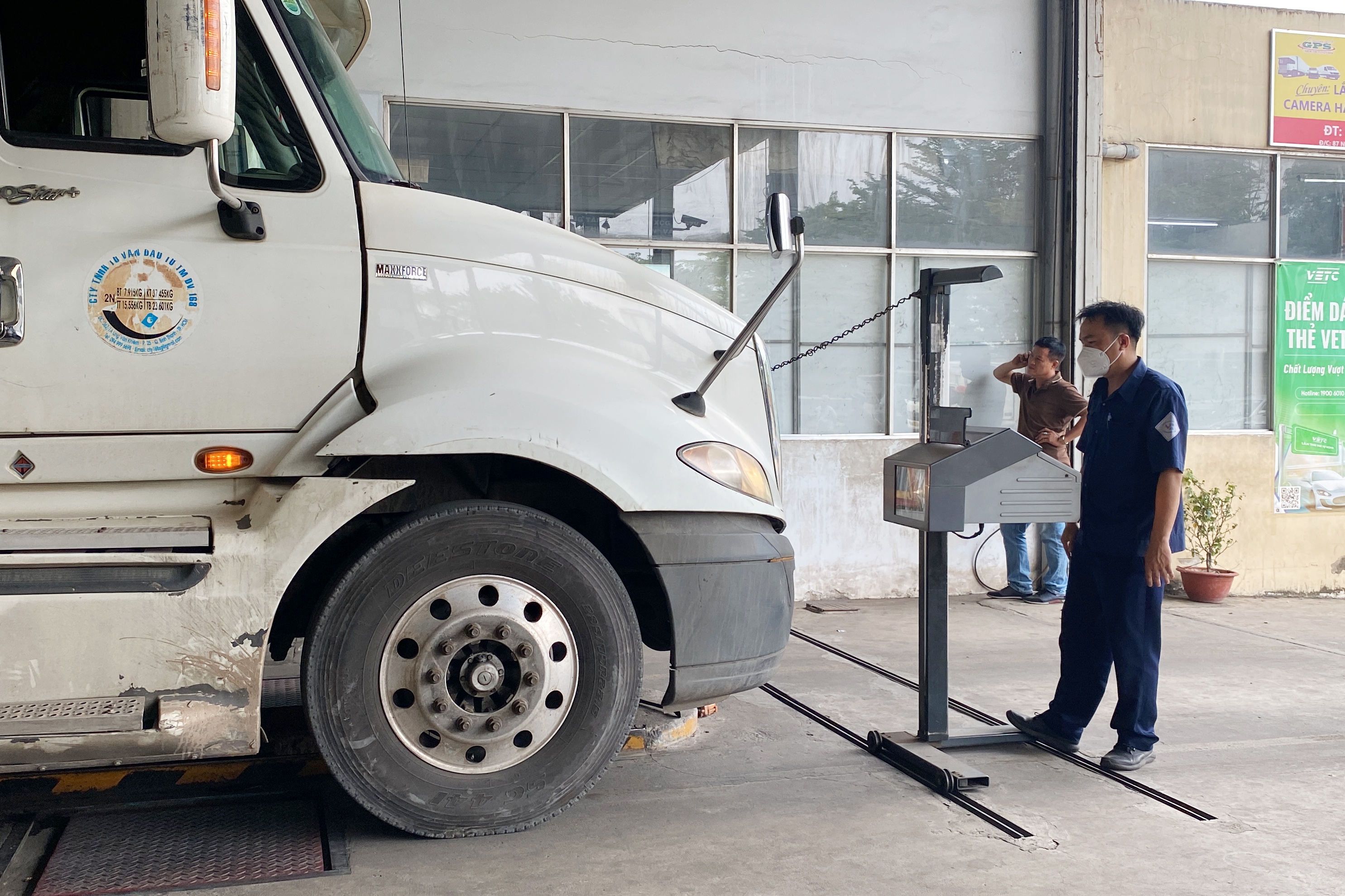 Oto o TP.HCM bi tu choi dang kiem vi mau bien so khong khop ca vet hinh anh