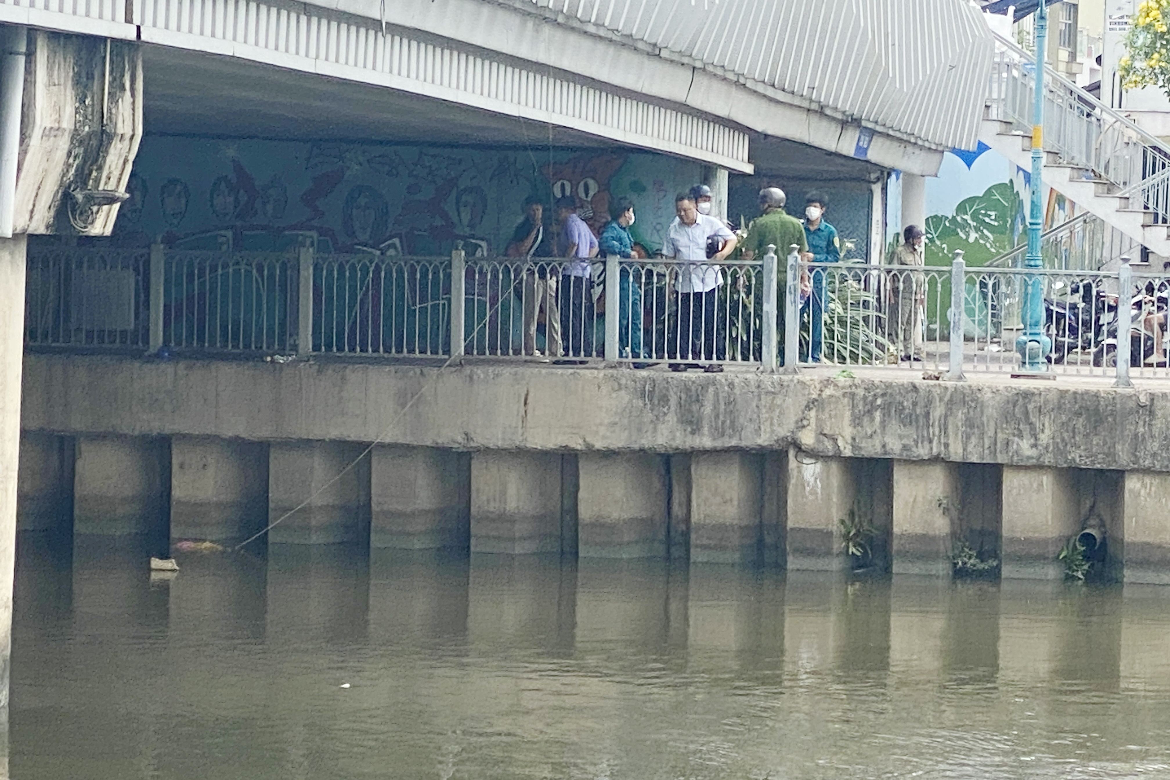 Tim thay thi the nguoi phu nu roi xuong kenh Nhieu Loc - Thi Nghe hinh anh