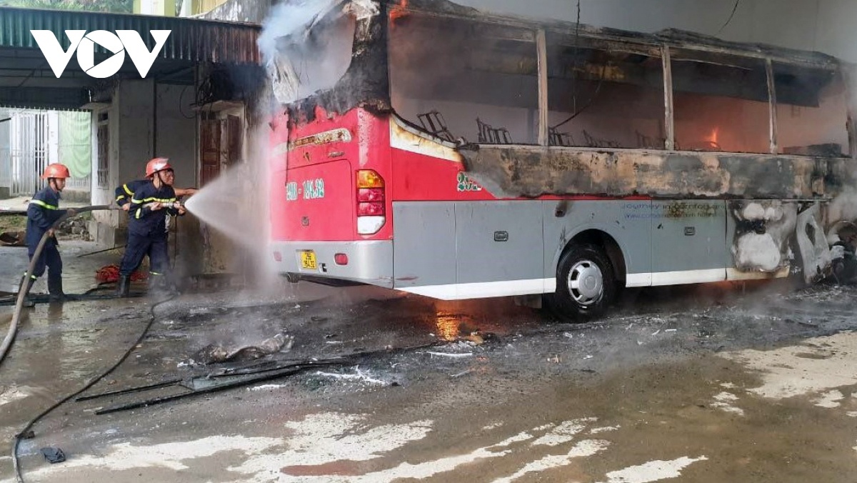 Xe khach dang do trong gara bat ngo boc chay du doi hinh anh