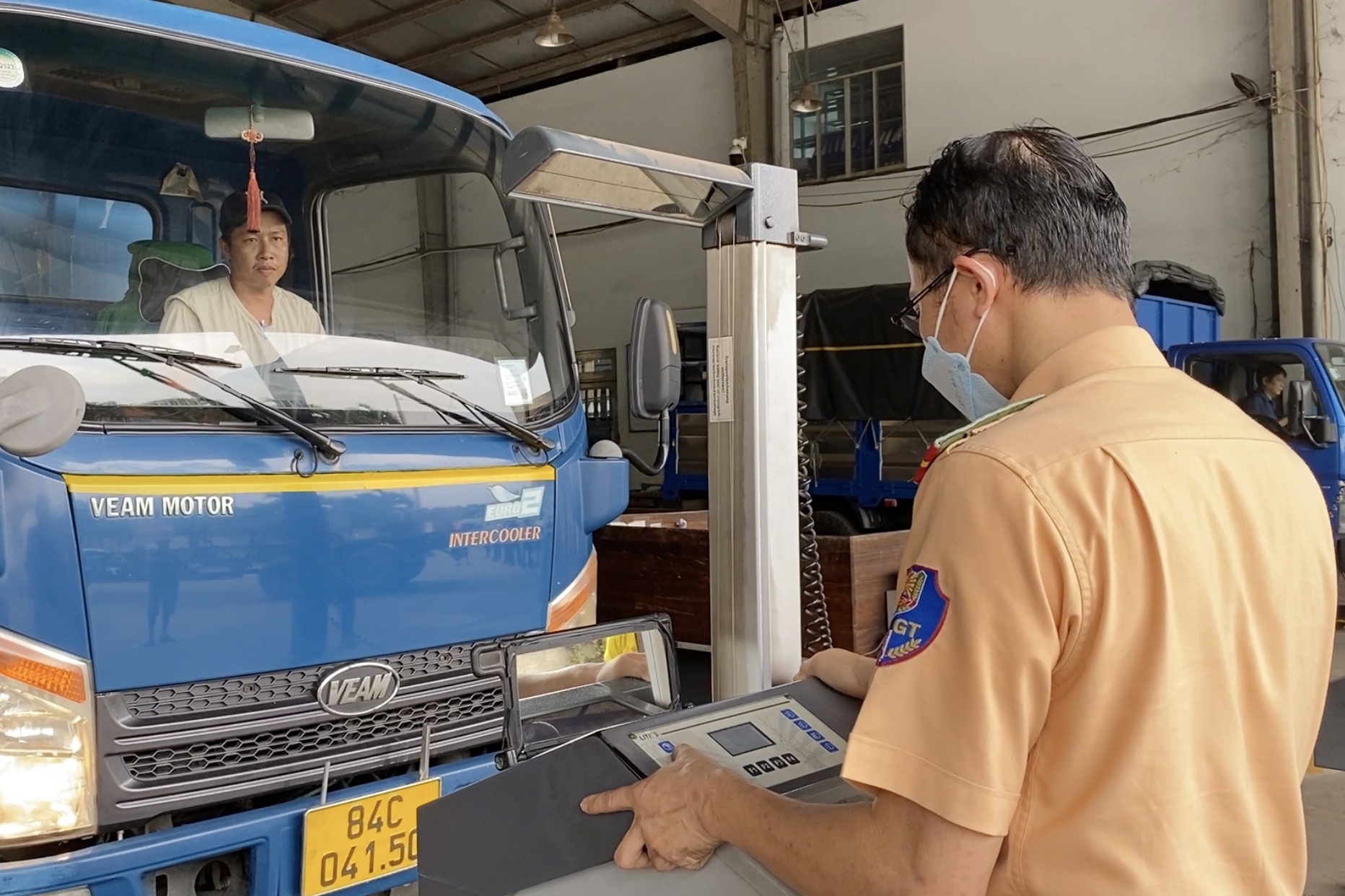 Bo Giao thong keu goi nganh dang kiem lam viec xuyen le 30/4 hinh anh