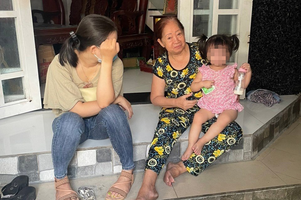 Tim nguoi than cho be gai 2 tuoi bi me bo roi o TP.HCM hinh anh