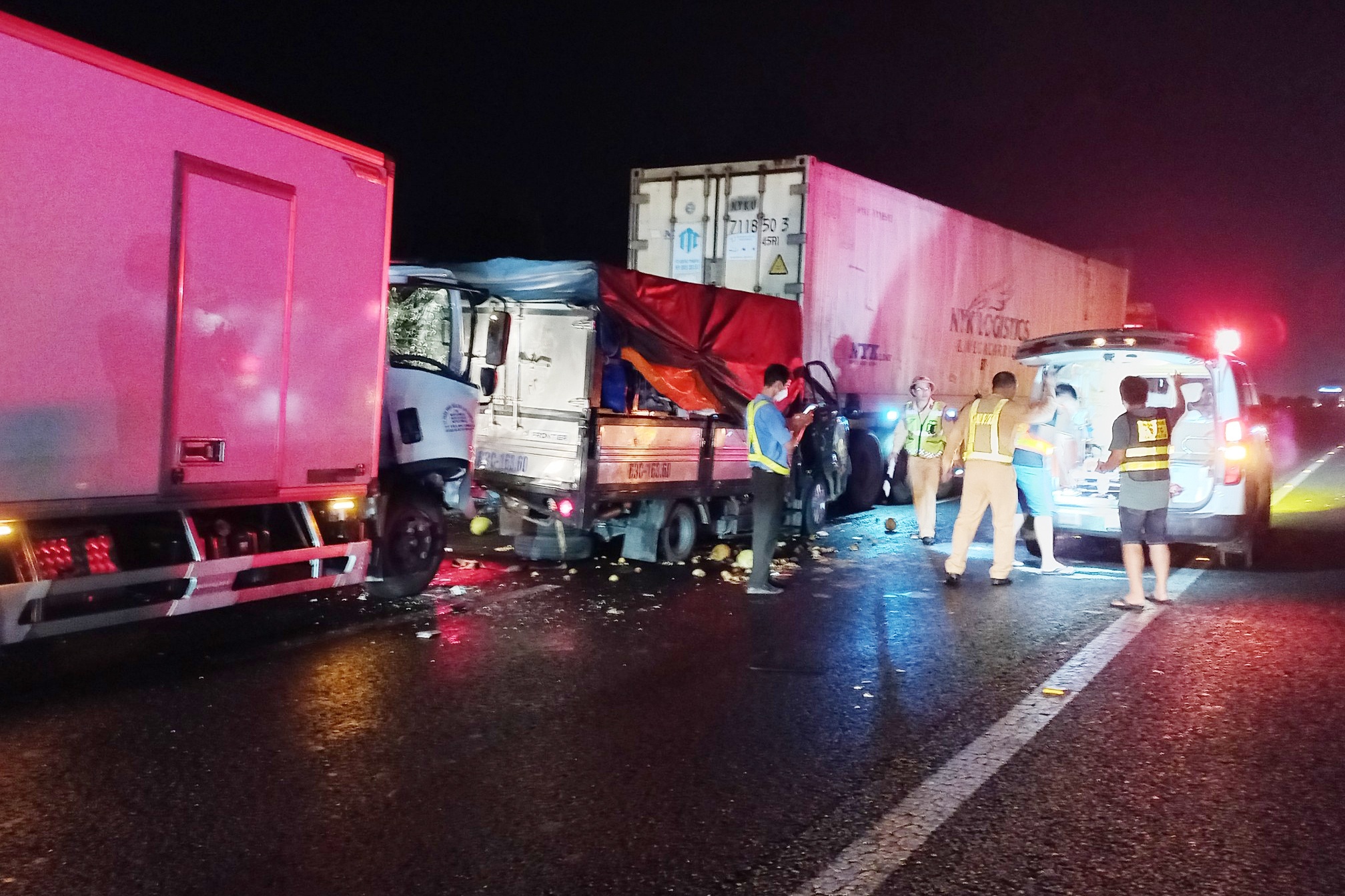 4 oto tong lien hoan tren cao toc TP.HCM - Trung Luong, mot nguoi chet hinh anh