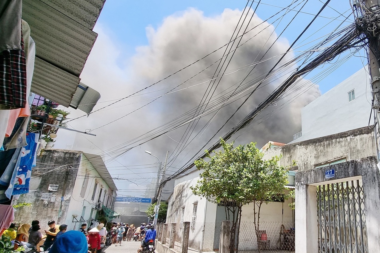 Hoa hoan thieu rui co so san xuat ghe o TP.HCM hinh anh