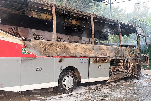 Oto chay tro khung tai gara rua xe o Nghe An hinh anh