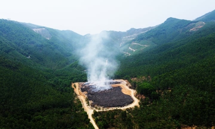 Binh Dinh: Chay bai rac nhieu ngay, nguoi dan song chung voi khoi hinh anh
