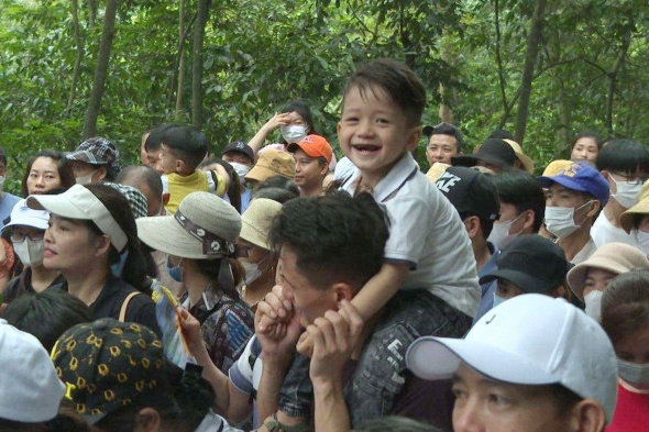 Chua den ngay gio To, den Hung da don gan 5.000 phuong tien cho khach hinh anh