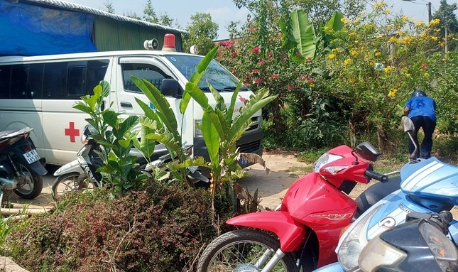 Bat may bom nuoc de tam, nguoi dan ong bi dien giat tu vong hinh anh