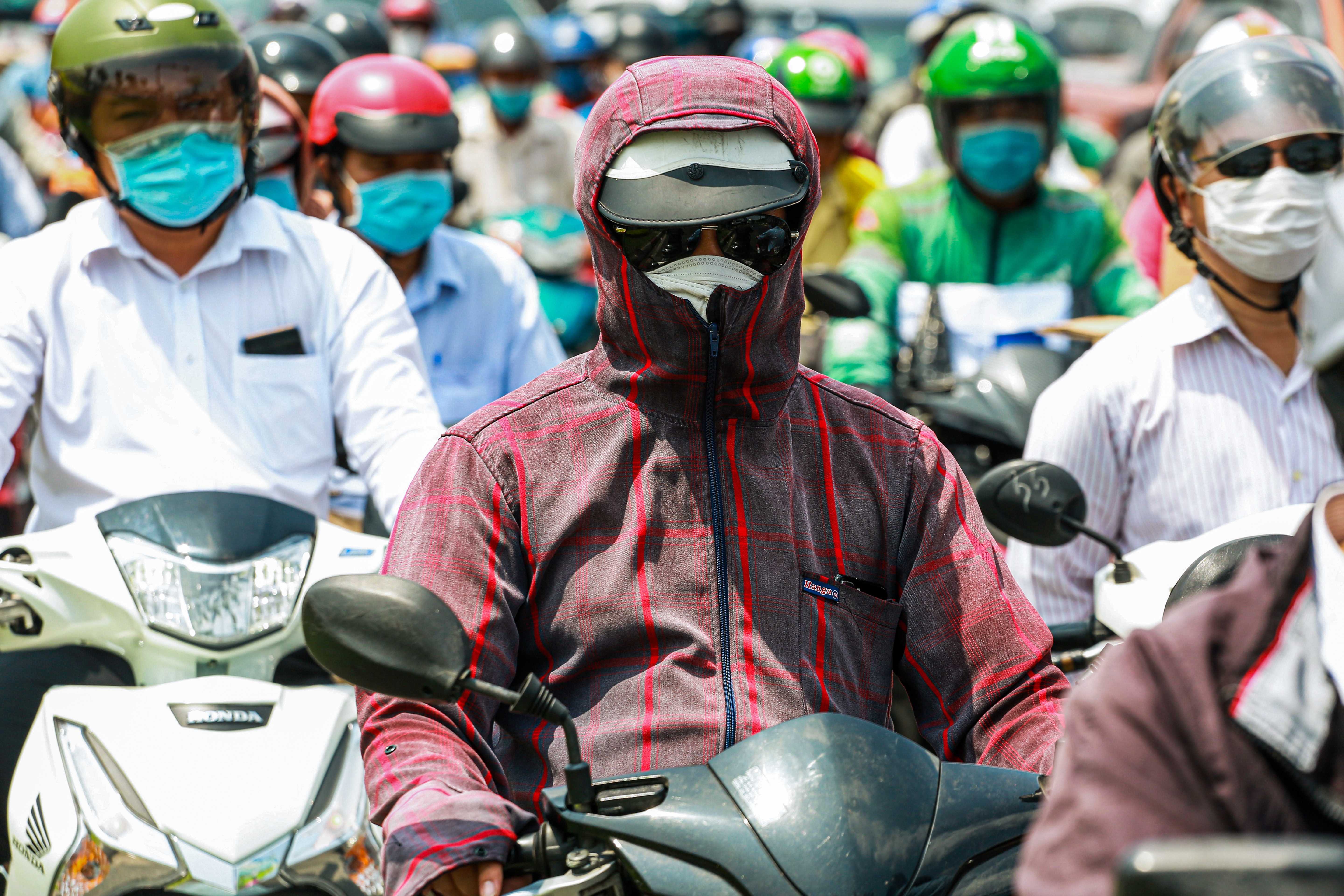 Nguoi dan TP.HCM chat vat duoi cai nang gay gat dau he hinh anh