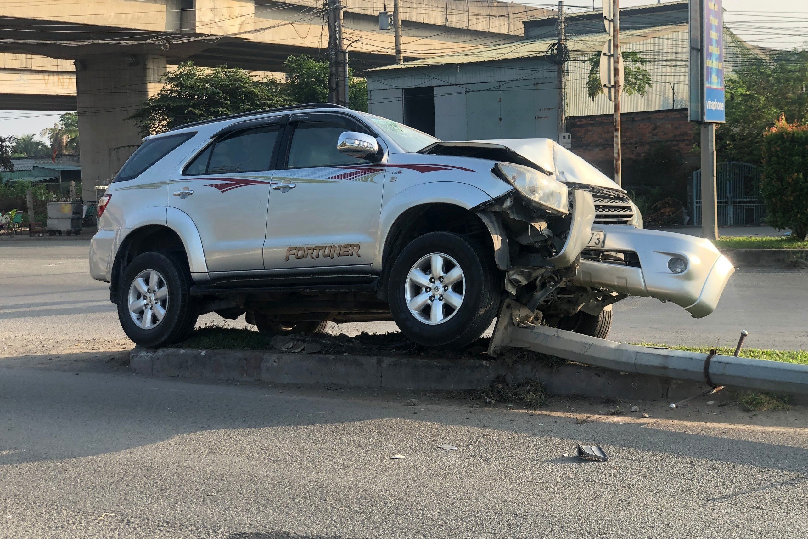 Tai xe ngu guc, oto 7 cho tong do tru den chieu sang hinh anh