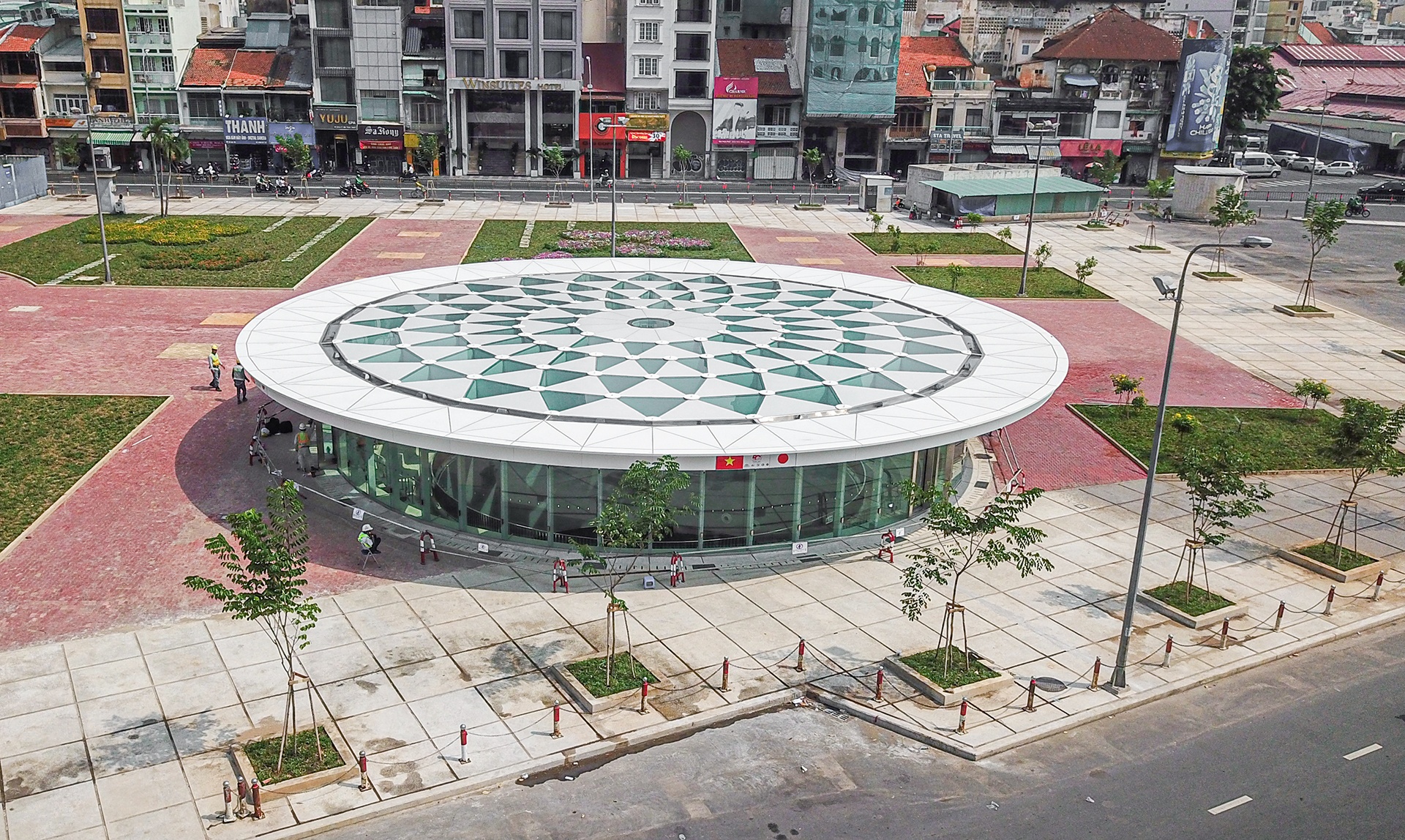 Gieng troi hinh hoa sen cua nha ga Ben Thanh lo dien truoc dip 30/4 hinh anh