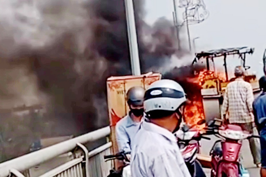 Xe lu boc chay ngun ngut tren quoc lo 50 hinh anh