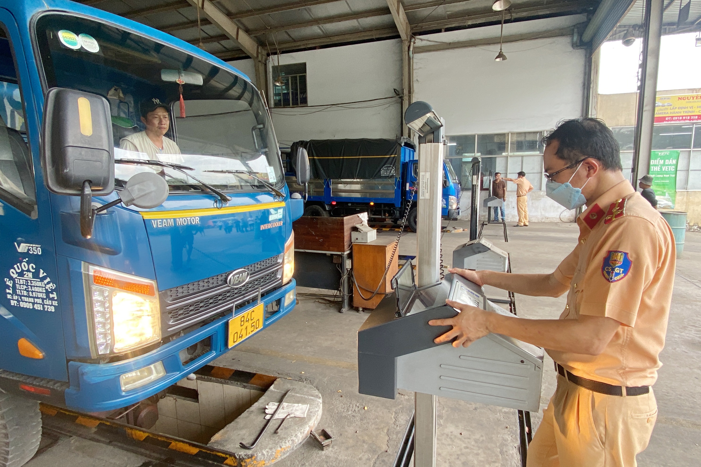 Doanh nghiep o TP.HCM 'tuyet vong' khi dang kiem oto tai cac tinh hinh anh