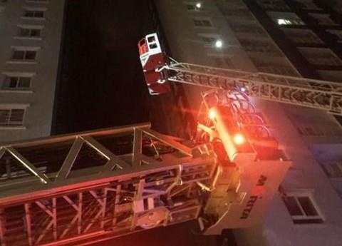 Canh sat cuu 15 nguoi thoat khoi can ho chung cu boc chay o TP.HCM hinh anh