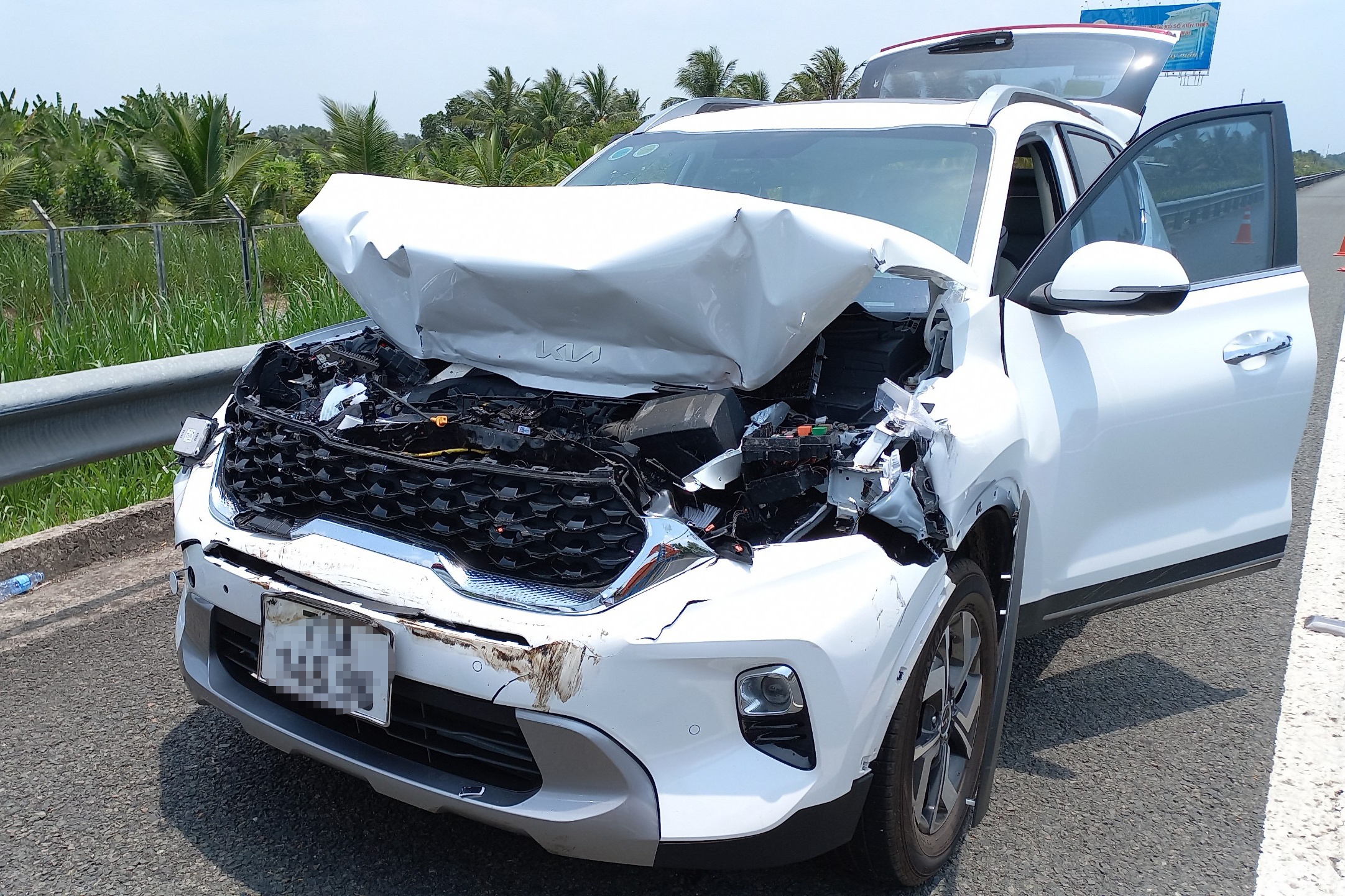 3 oto tong lien hoan tren cao toc TP.HCM - Trung Luong hinh anh