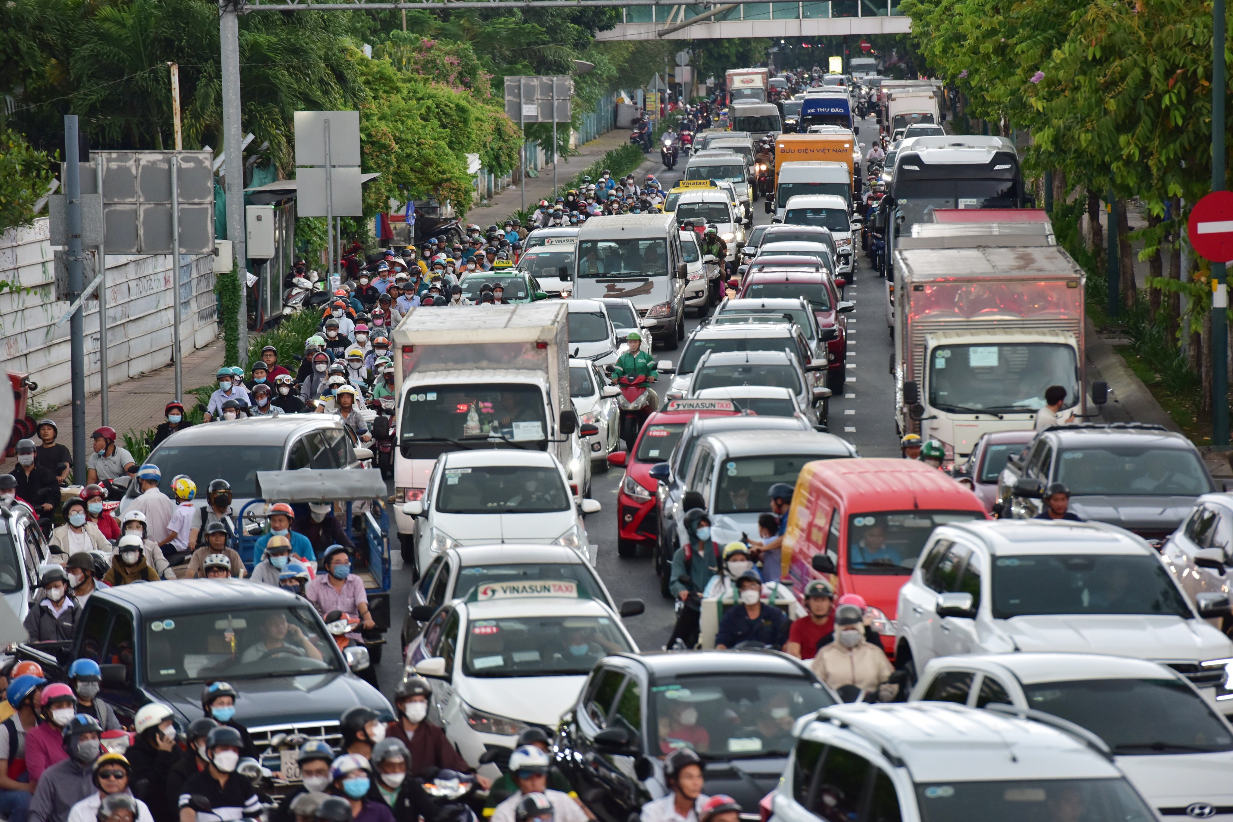 Nguoi dan TP.HCM do di choi le 30/4, cua ngo san bay un u hinh anh