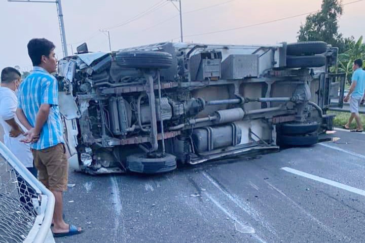 Xe tai lat chan ngang cao toc Trung Luong - My Thuan hinh anh