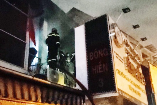 Canh sat dap lua, cuu hai vo chong ket trong dam chay o TP.HCM hinh anh