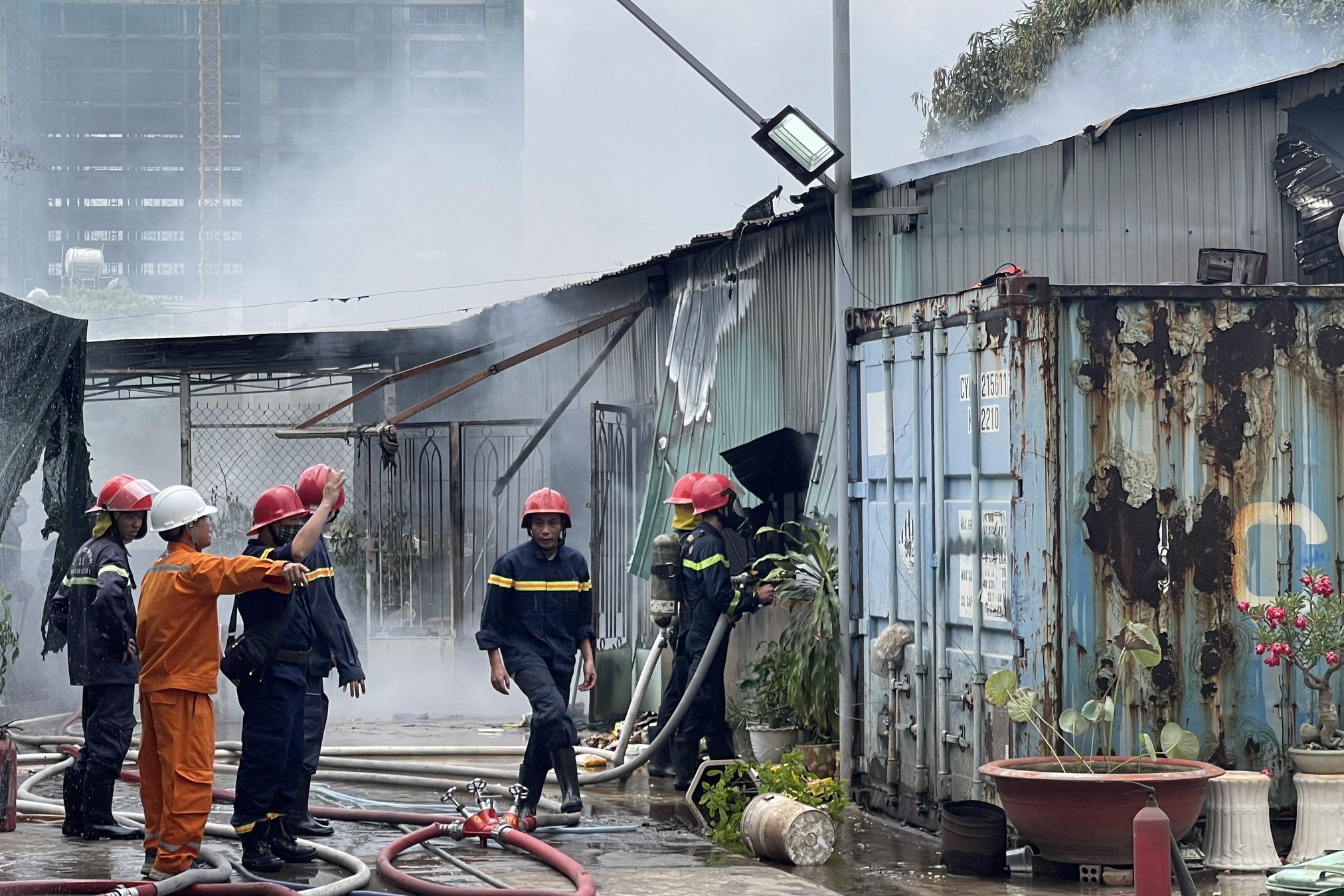 chay nha xuong anh 1