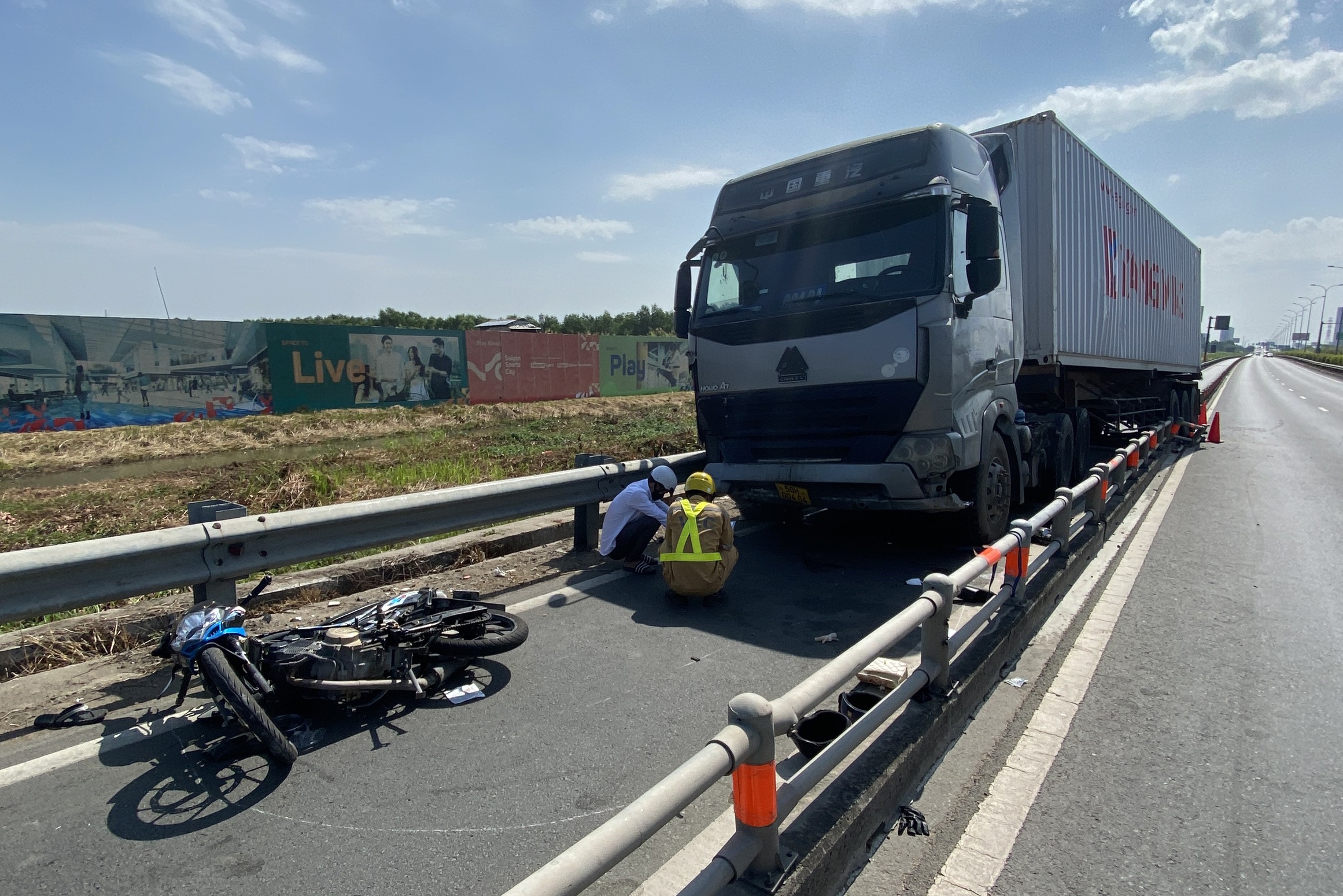 Xe container tong 2 xe may tren cao toc TP.HCM - Dau Giay hinh anh