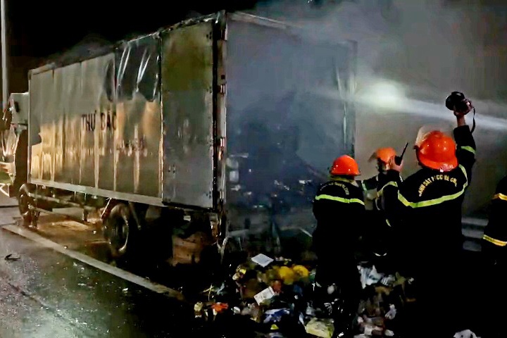 Xe tai boc chay tren cao toc Trung Luong - My Thuan hinh anh