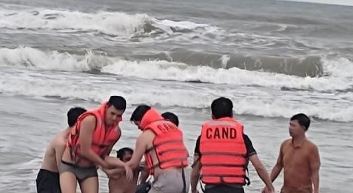 cuu nguoi duoi nuoc anh 1