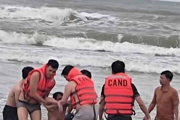 Bo Cong an khen trung ta cuu nhieu du khach bi duoi nuoc hinh anh