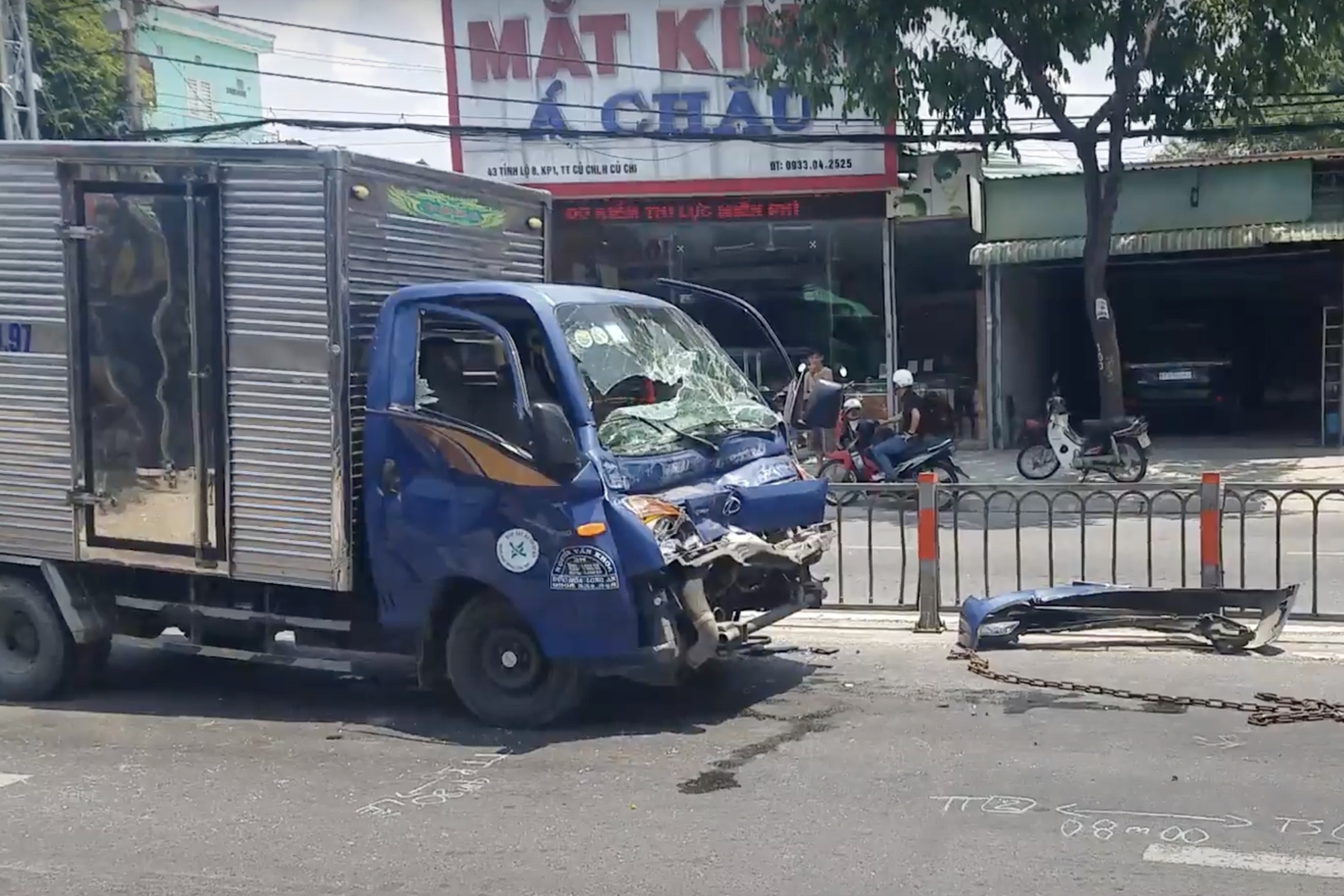 Cuu tai xe ket trong cabin sau tai nan lien hoan o TP.HCM hinh anh