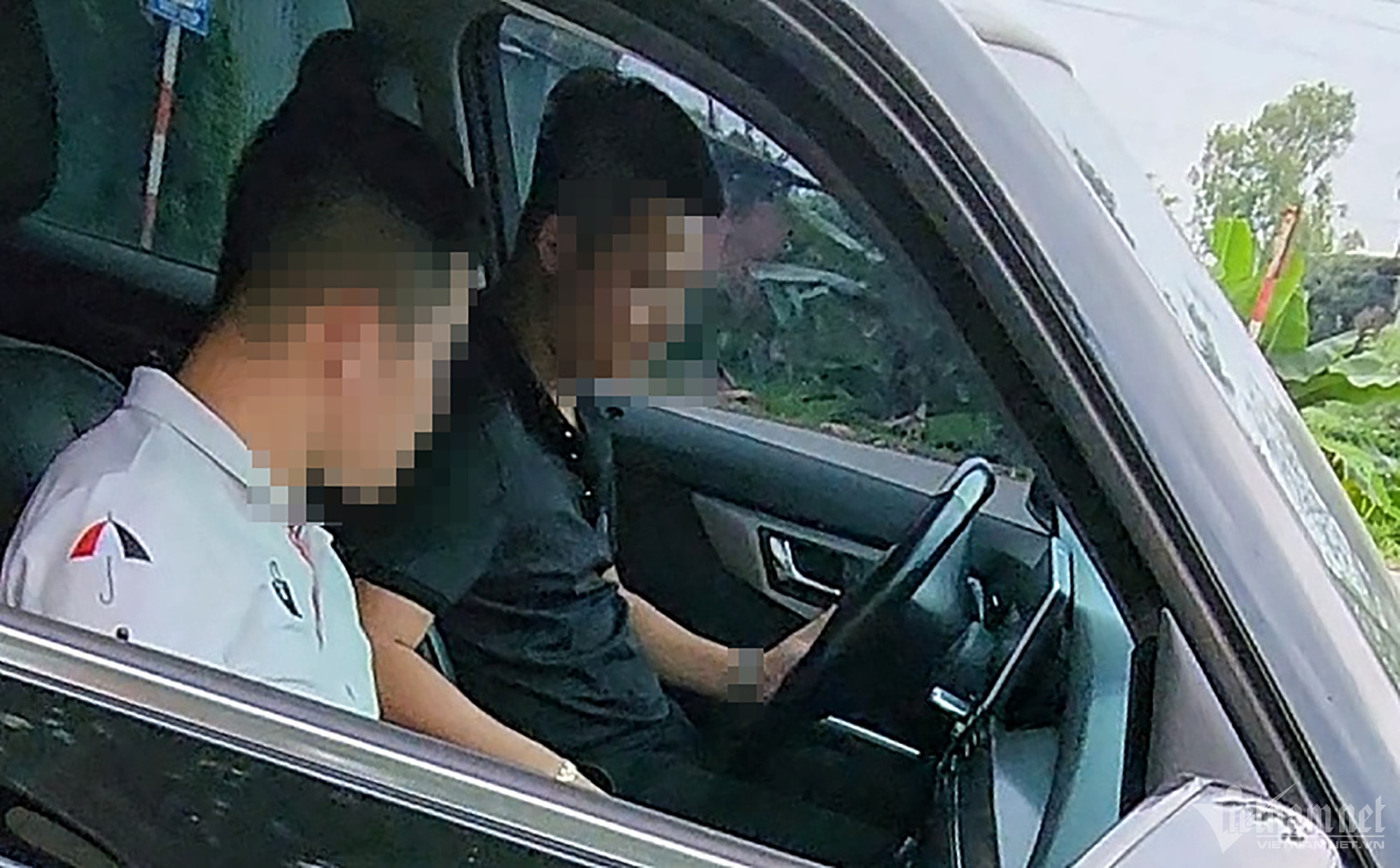 Man nga gia cua 'co' quanh trung tam dang kiem o Vinh Phuc hinh anh