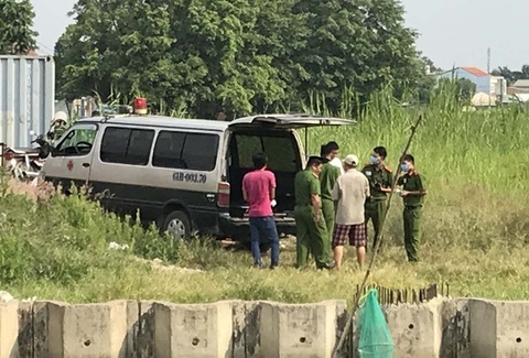 Thi the nguoi dan ong phan huy trong bui cay o TP.HCM hinh anh