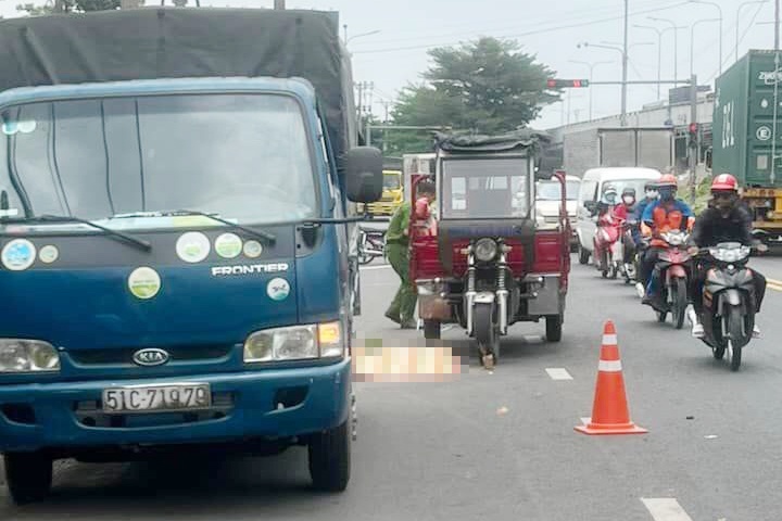 Sua xe ven duong, nguoi tho bi xe ba gac tong tu vong o TP.HCM hinh anh