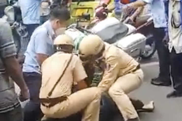 CSGT khong che nghi pham cuop giat dien thoai o TP.HCM hinh anh