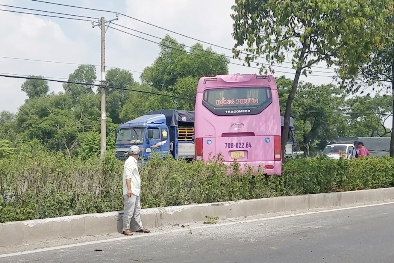 Xe khach lao len dai phan cach sau va cham tren quoc lo hinh anh