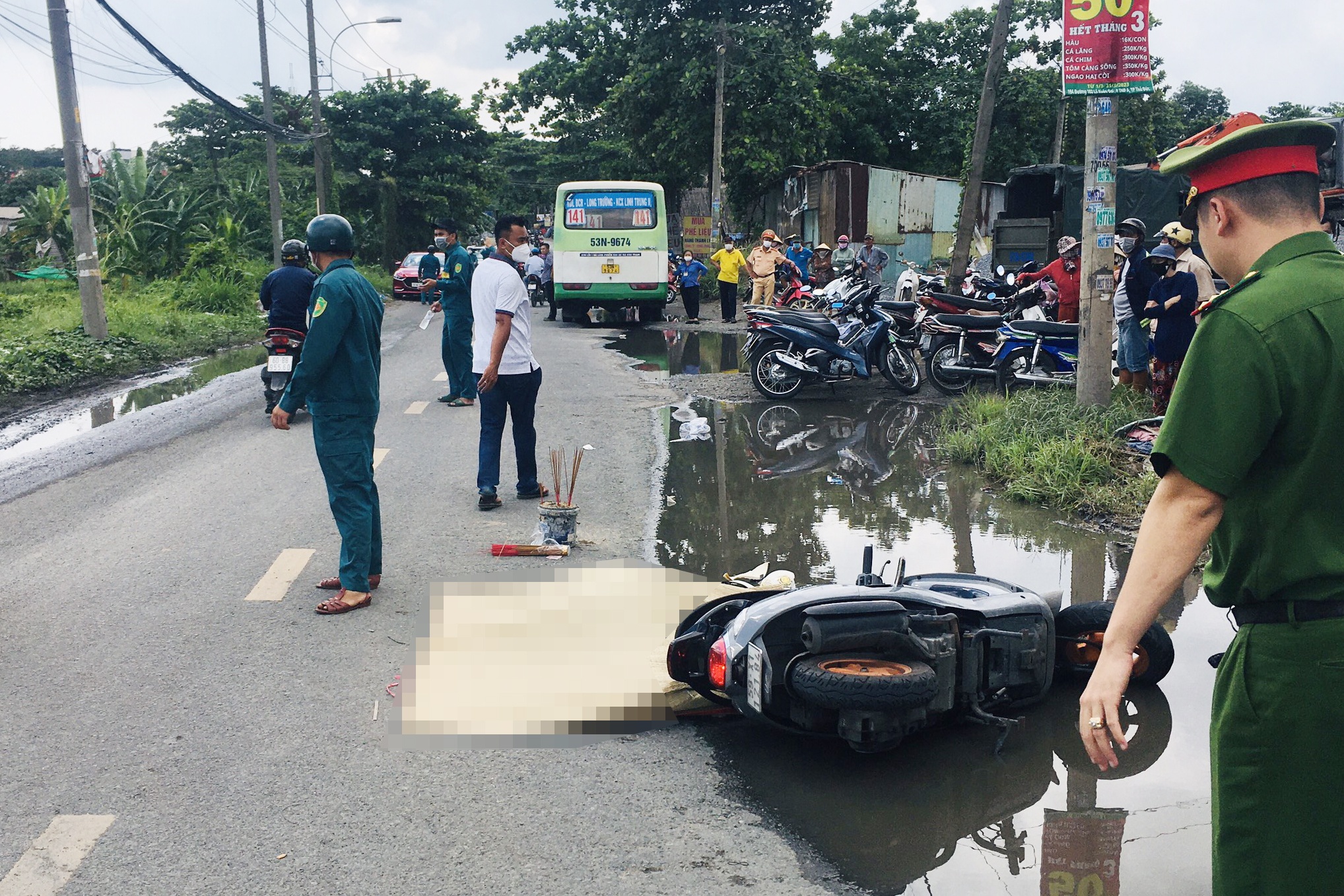 Nguoi phu nu thiet mang sau cu va cham xe buyt o TP.HCM hinh anh