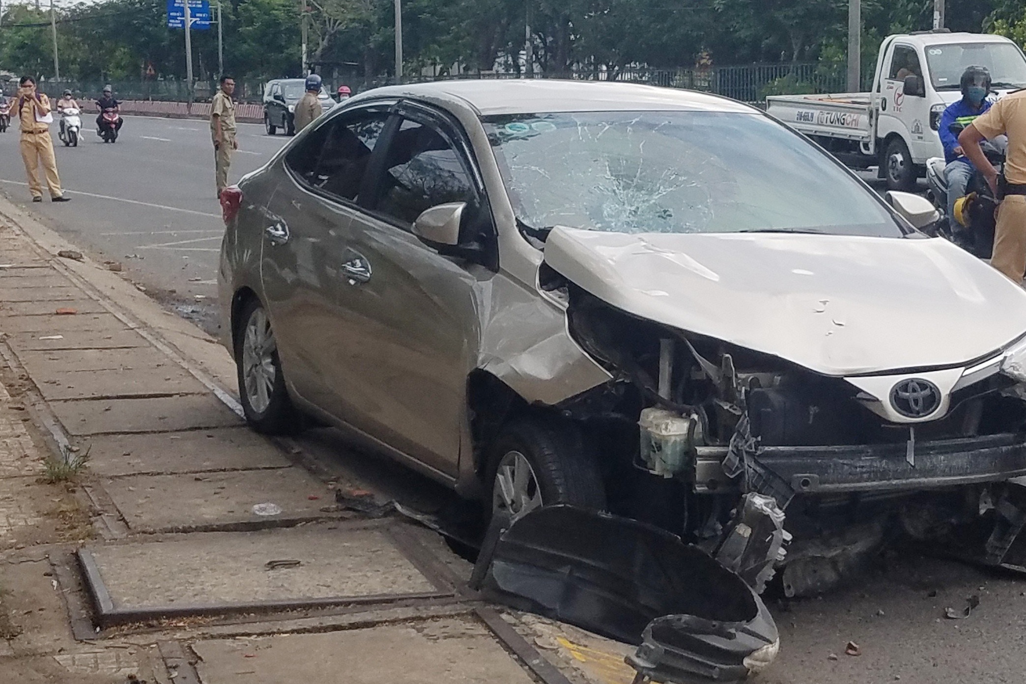 Oto lao len via he tong 2 nguoi bi thuong o TP.HCM hinh anh