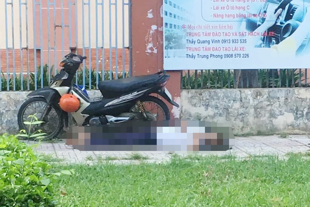 Tai xe xe om tu vong tren via he o TP.HCM hinh anh