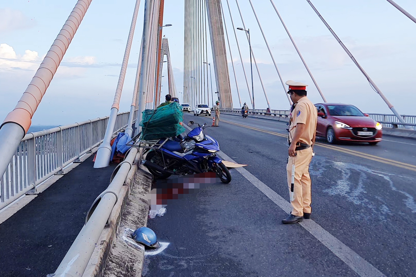 Va cham voi xe tai, nam thanh nien thiet mang hinh anh