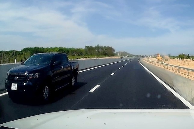 De nghi xu ly nghiem oto chay nguoc chieu tren cao toc o Binh Thuan hinh anh