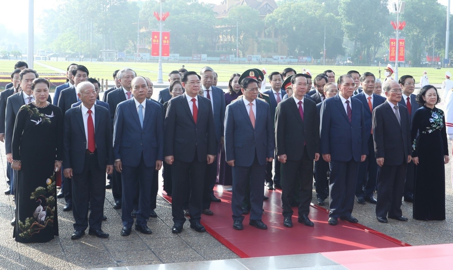Lanh dao Dang va Nha nuoc vao Lang vieng Chu tich Ho Chi Minh hinh anh