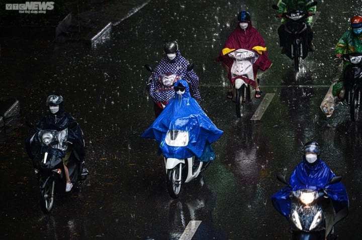 Du bao dem nay nhieu noi o Bac Bo don mua 'giai nhiet' hinh anh