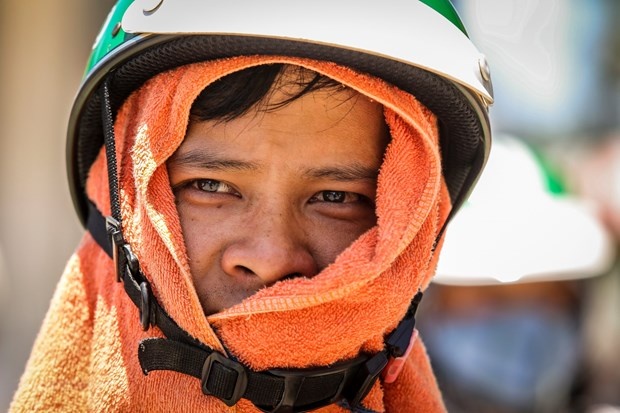 Chuyen gia huong dan nguoi dan cham soc suc khoe mua nang nong hinh anh