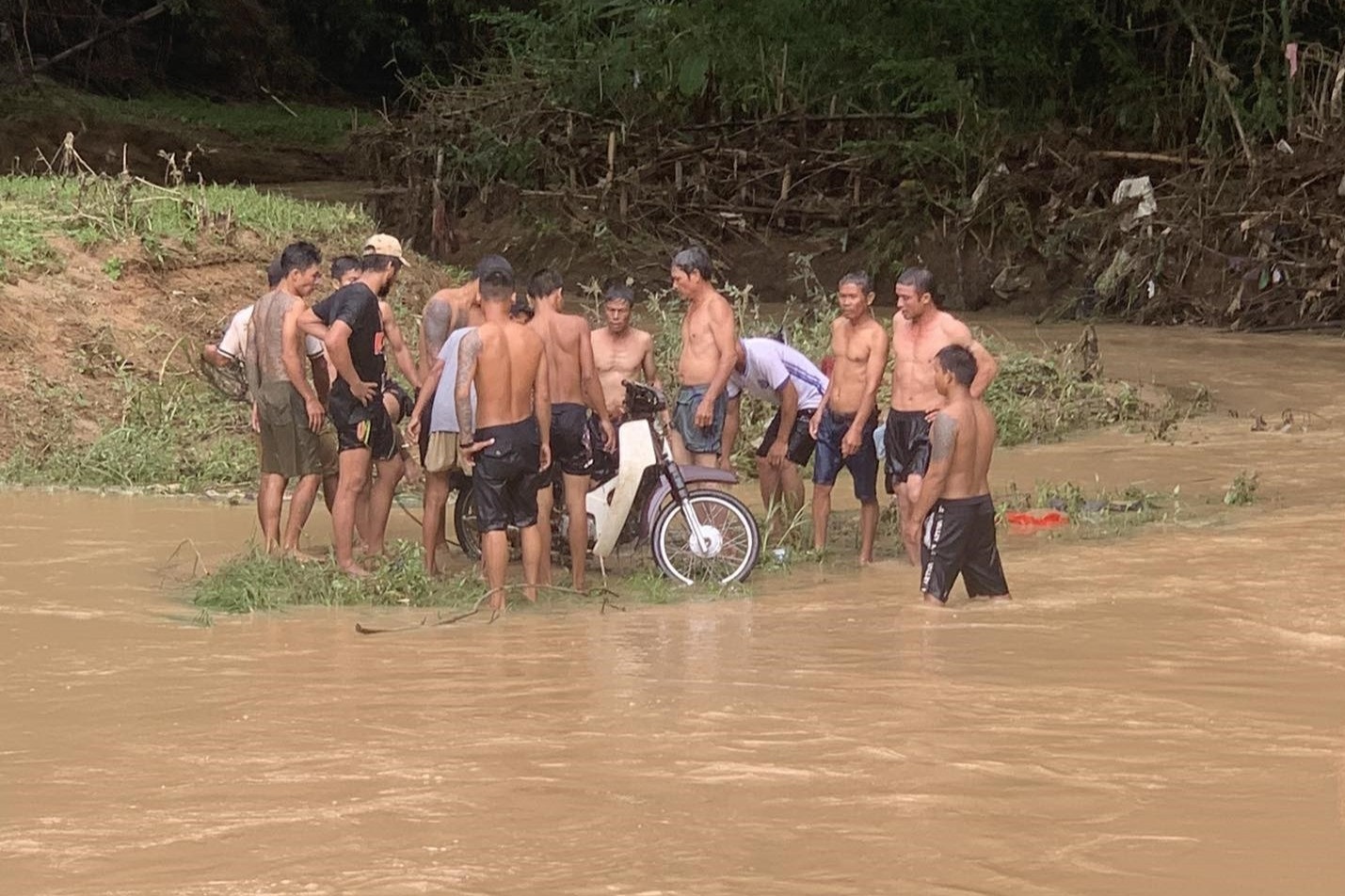 Hai cha con bi nuoc cuon troi khi di bat ech hinh anh