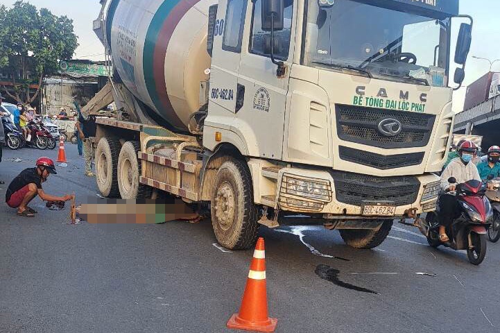 Tai xe xe may thiet mang sau va cham xe bon o TP.HCM hinh anh