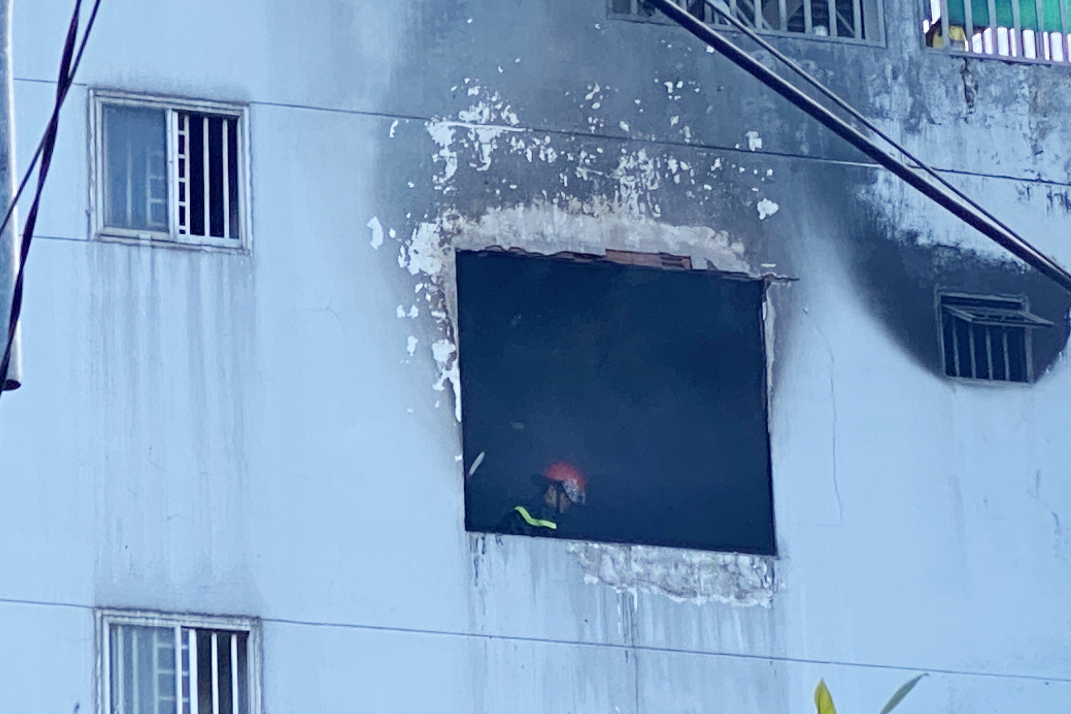 Chay nha 4 tang o TP.HCM, nhieu nguoi thao chay hinh anh