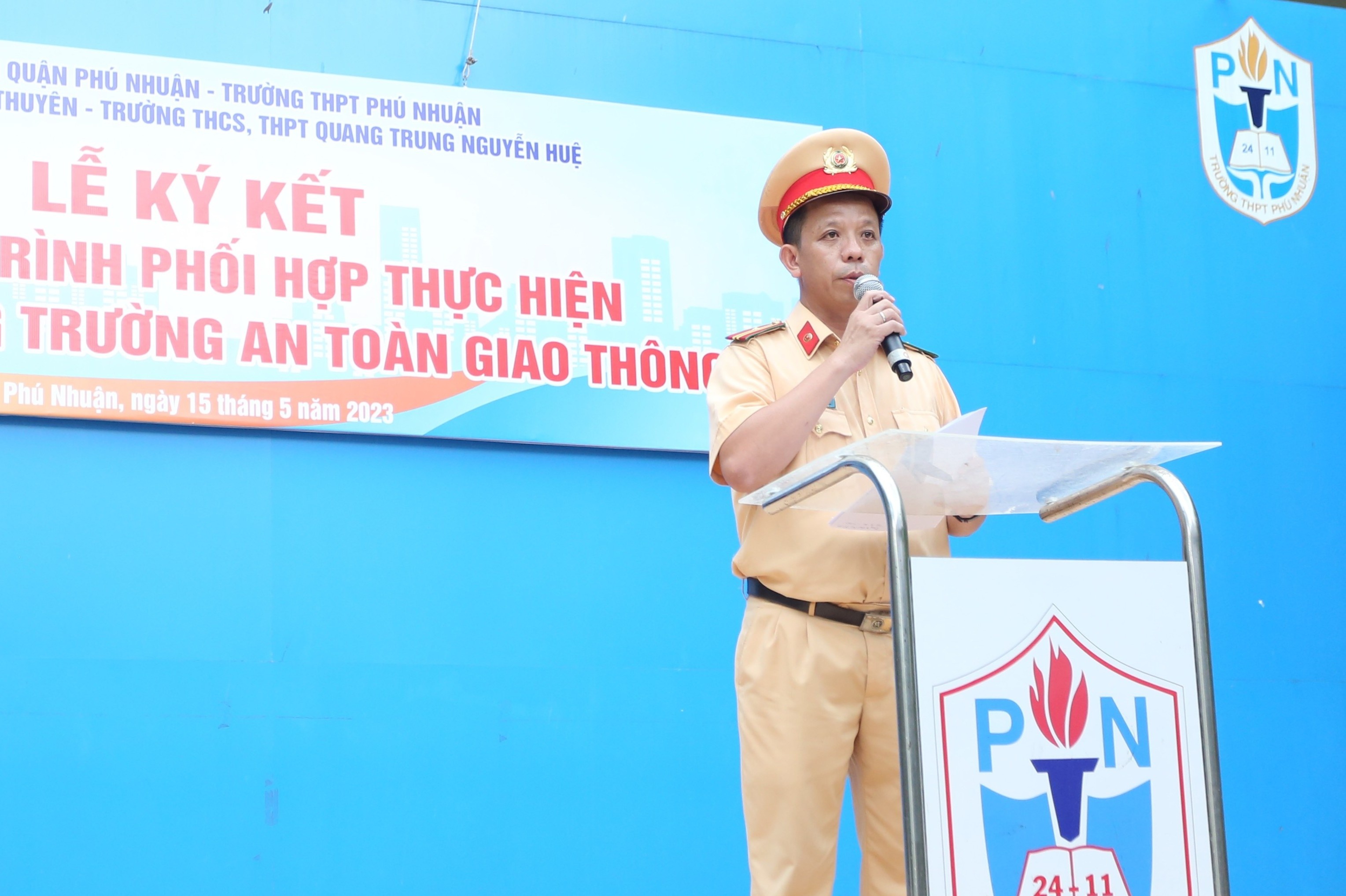 TP.HCM dam bao an toan giao thong cho hoc sinh o cong truong hinh anh