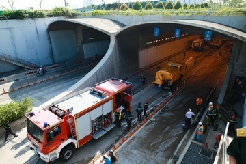 Cam xe qua ham song Sai Gon 7 buoi toi hinh anh