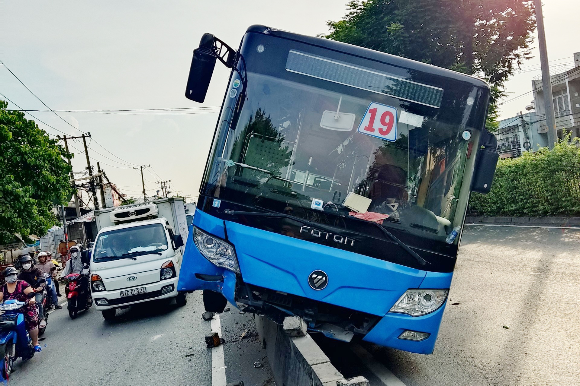 Xe buyt mat lai lao len dai phan cach o TP.HCM hinh anh