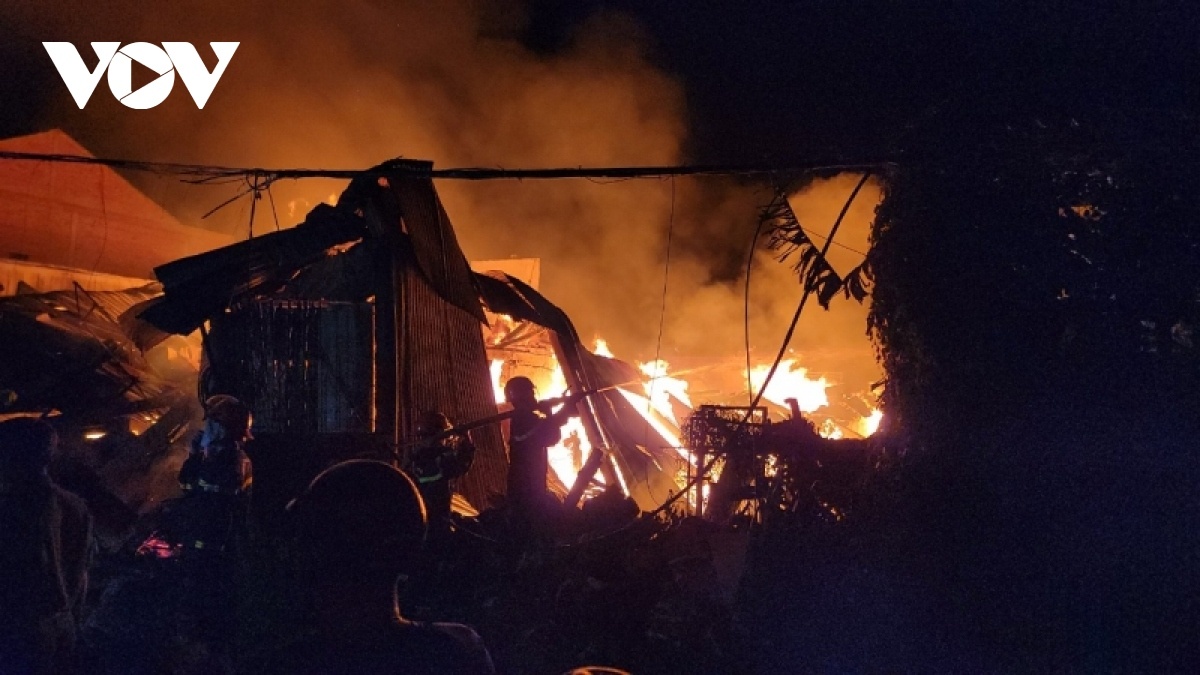 chay nha xuong anh 1