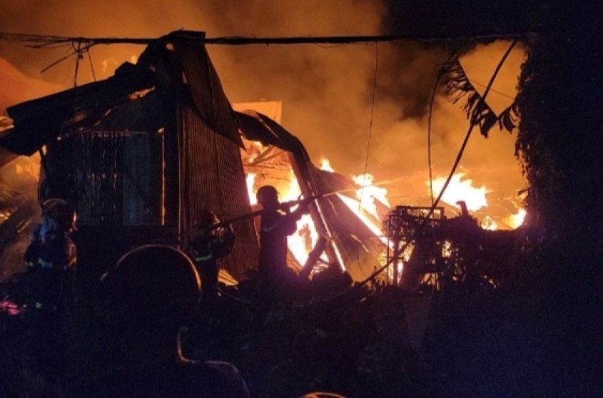 Xuong go o Can Tho boc chay ngun ngut trong dem hinh anh