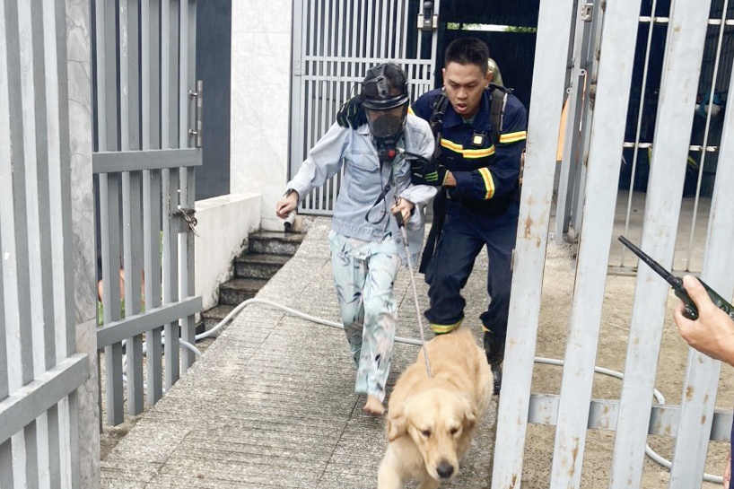 Cuu 3 nguoi ket trong cong ty boc chay o TP.HCM hinh anh