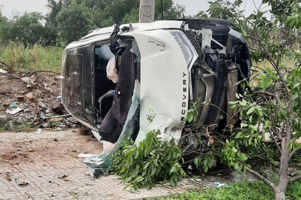 Oto 7 cho tong do cay xanh roi lat ngang o TP.HCM hinh anh